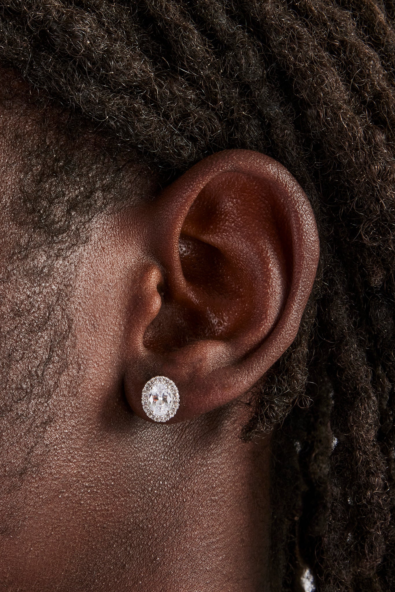 Ovale Ohrstecker mit klarem Zirkonia-Cluster, 10 mm